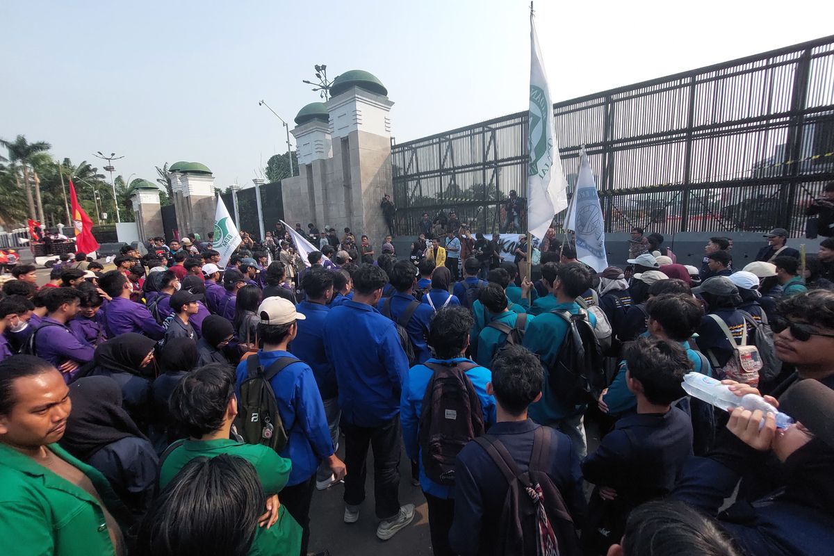 BEM SI Demo di Depan DPR, Tuntut Realisasi Janji Pendidikan Gratis dan Pengesahan RUU Sisdiknas