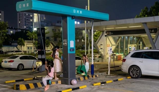 Viral Anak-Anak Gunakan Kabel Charger BYD Bertegangan Tinggi sebagai Ayunan, BYD Bereaksi