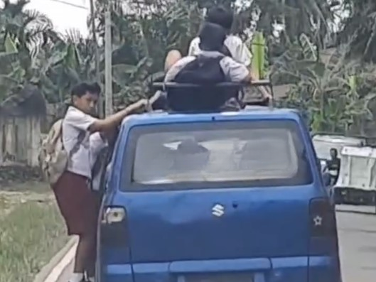 Viral Aksi Nekat Tiga Bocah SD Duduk di Atap Angkot Pancur Batu, Netizen Minta Ditindak