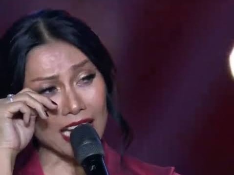 Momen Haru Anggun C Sasmi Menangis Saat Nyanyikan Tanah Airku di Perayaan Juara Timnas Indonesia