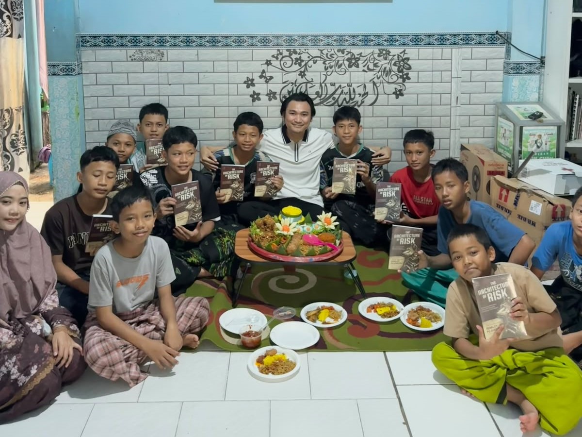 Renaldy Pujiansyah Rayakan Ulang Tahun dengan Meluncurkan Buku The Architecture of Risk di Panti Asuhan