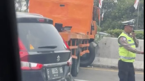 Truk Tabrak Pembatas di Tol Cibubur, Dua Lajur Arah Cawang Tertutup