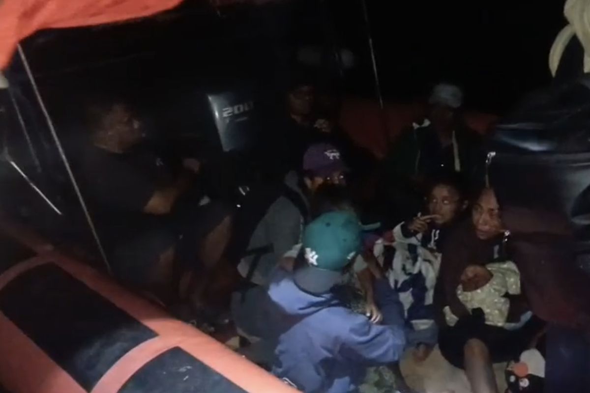 Kapal Mati Mesin di Laut Aru, 27 Penumpang Dievakuasi dan 14 Orang Masih Menunggu