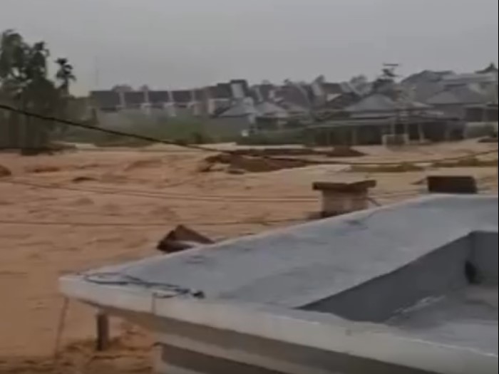Banjir Bandang Terjang Padang, Tanggul Jebol dan Warga Terjebak Naik ke Loteng