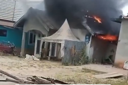 Pergoki Istri Diduga Selingkuh, Pria di Konawe Bakar Rumah Sendiri
