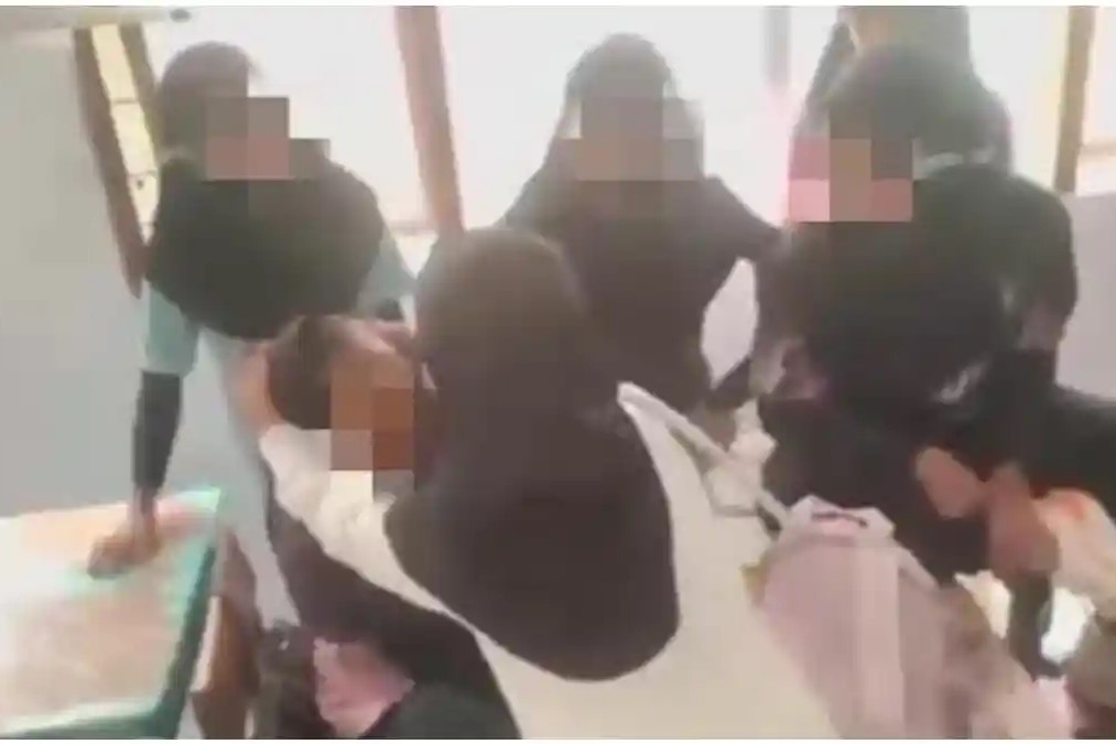 Viral Siswi SMPN 1 Rappang Dikelilingi 10 Teman di Kelas, Orang Tua Korban Pilih Jalur Hukum