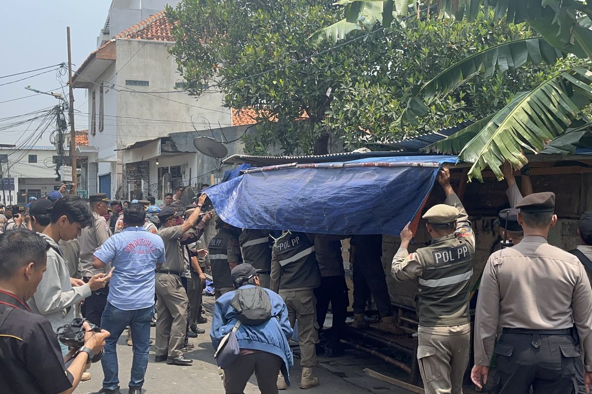 Kampung Ambon Jakbar Digrebek, 30 Lapak Narkoba Diratakan Pakai Ekskavator