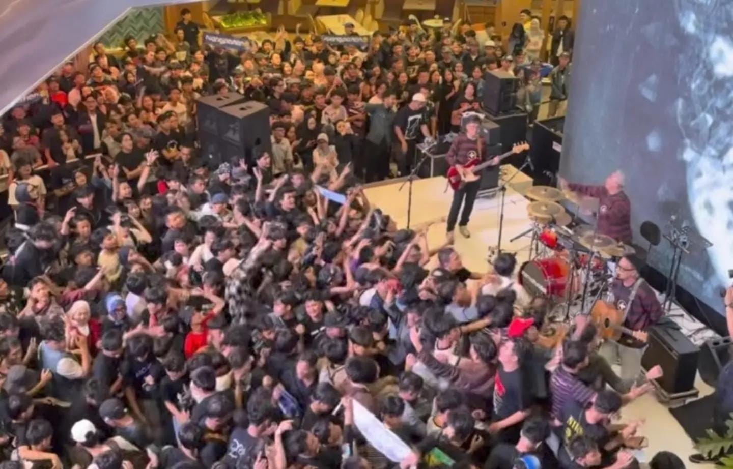 Konser Gratis di Mal Jaksel Berakhir Ricuh, Band Rumah Sakit Tetap Tampil di Tengah Kekacauan