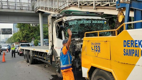Truk Ringsek Usai Tabrak Pembatas Jalan di Tol JORR, Satu Lajur Tertutup